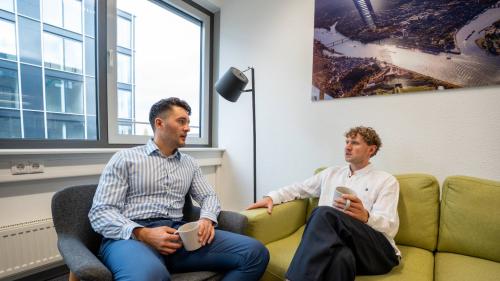 Dr. Kay Stankov und Tim Schwarz diskurieren über passende Statistiksoftware