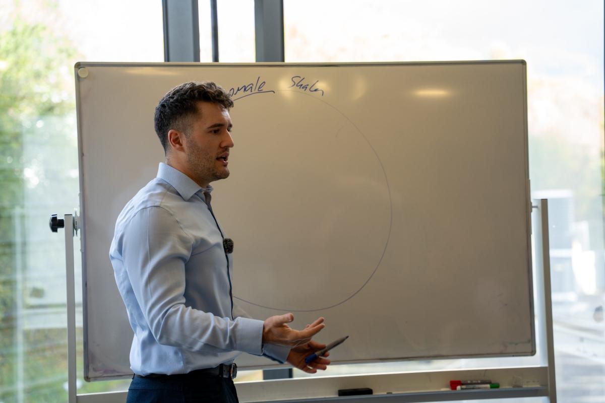 Ein Dozent erklärt den Chi Quadrat Test an einem Whiteboard.