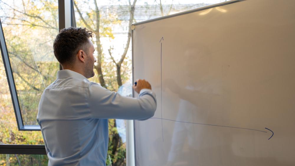 Ein Wissenschaftler erklärt den Chi Quadrat Test an einer Kreuzzabelle.