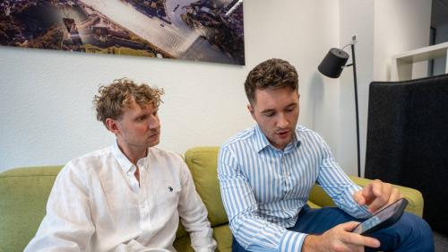 Herr Schwarz und Dr. Stankov diskutieren über Messwiederholungsmethoden