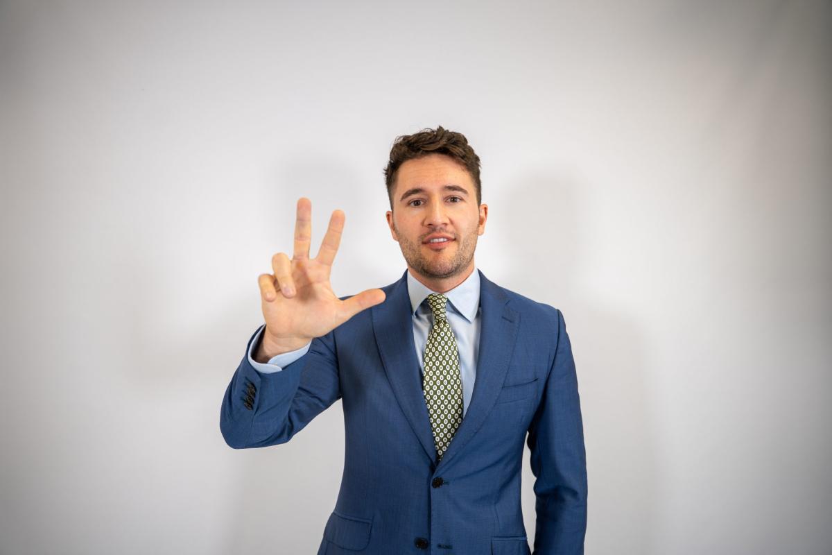 Mann im Anzug zeigt mit der Hand fünf, symbolisiert fehlende Werte analysieren.