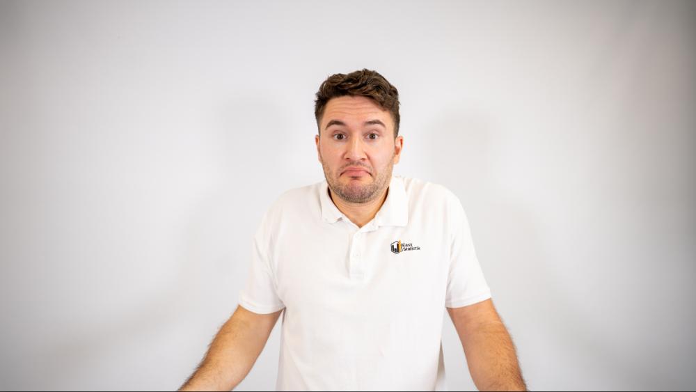 Eine Person in einem weißen Shirt zeigt eine unsichere Mimik zur Frage Statistik selbst auswerten.