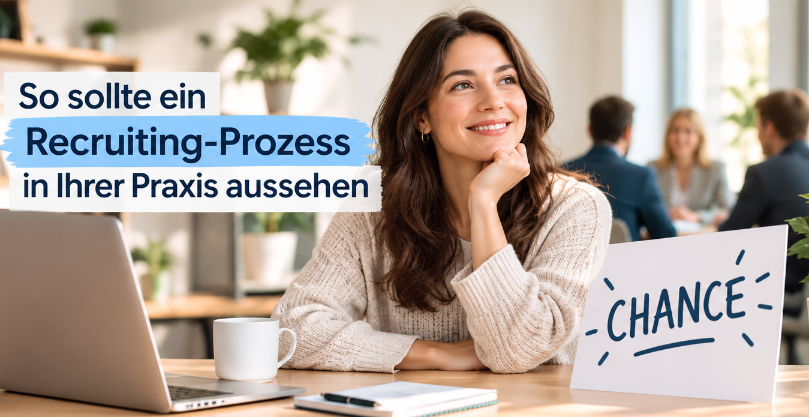 Eine Frau lächelt in einem modernen Büro, während ein Schild mit