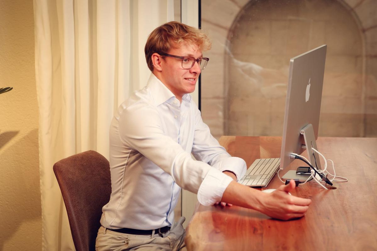 Ein Mann am Computer versucht, schnell neue Mitarbeiter zu suchen.