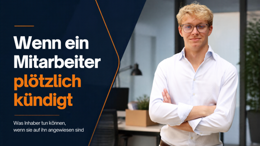 Ein Mann in einem Büro, der sich mit verschränkten Armen einer plötzlichen Kündigung gegenübersieht.