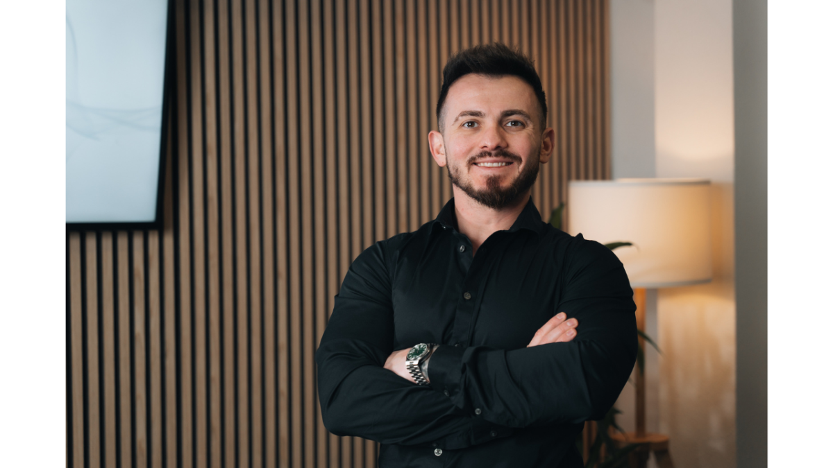 Arthur Bill, Gründer von Bill Consulting, hilft Agenturen und Coaches dabei, klare Strukturen und skalierbare Systeme aufzubauen, ganz ohne teure Software oder lange Einarbeitungszeiten.