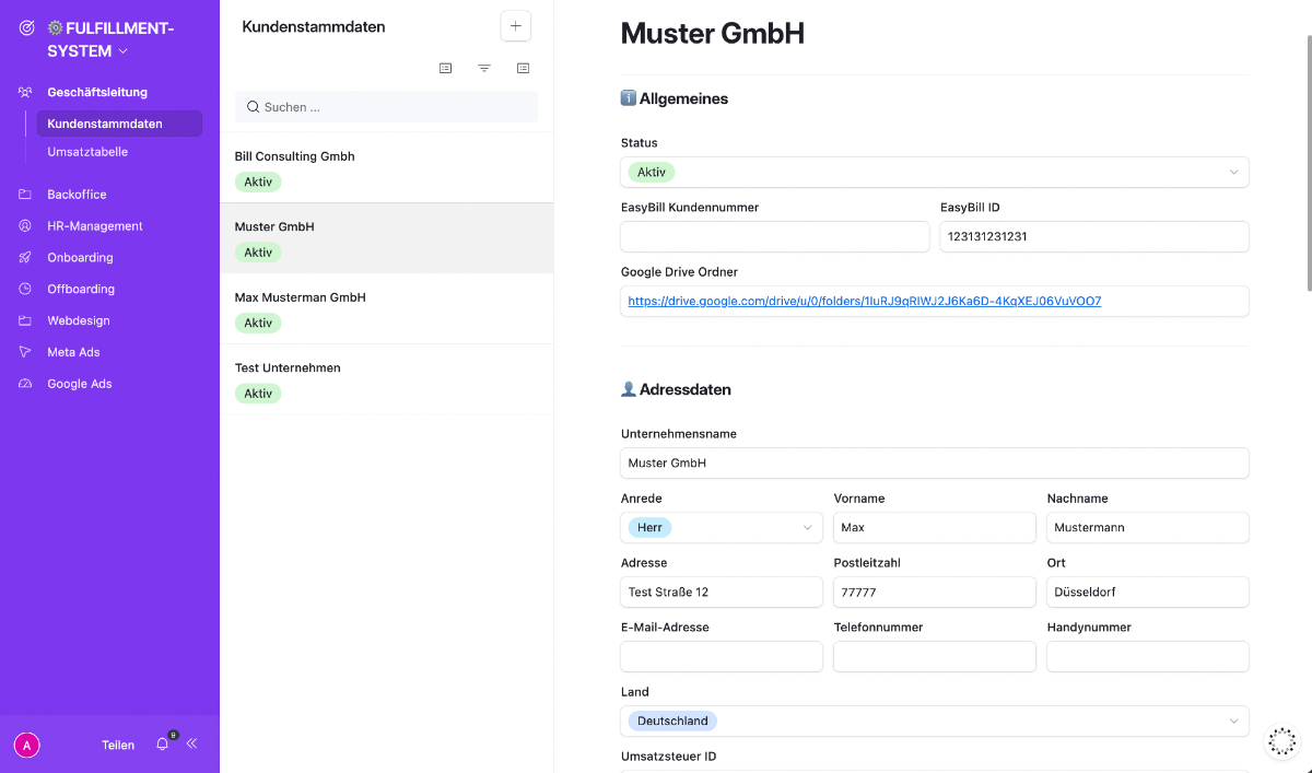 Ein Screenshot zeigt die Kundenstammdaten-Ansicht eines Airtable-Systems, in dem Kundeninformationen wie Adresse, Status und verknüpfte Daten übersichtlich und strukturiert dargestellt werden. So behält eine Führungskraft jederzeit den Überblick über alle aktiven Kunden.