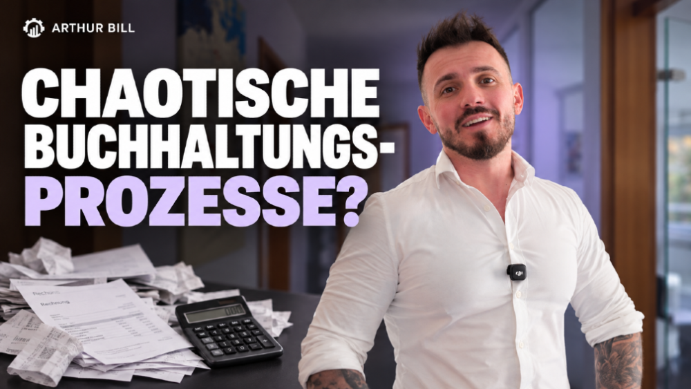 Ein Mann steht neben einem Schreibtisch voller Belege und einem Taschenrechner; die Buchhaltung automatisieren soll dem Chaos ein Ende setzen.