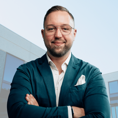 Vom Tool-Chaos zum maßgeschneiderten System: Wie Patrick Kowalski Kunden entspannter skaliert.