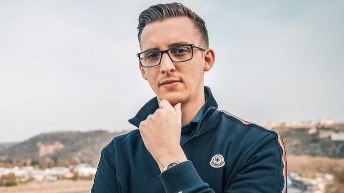 Ein Mann mit Brille in schwarzem Pullover denkt nach über das Verkaufsgespräch.