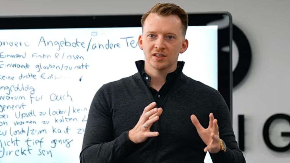 Mann spricht leidenschaftlich über kalte Leads closen