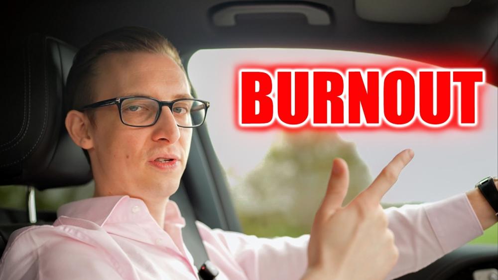 Mann erklärt Agentur-Burnout während der Autofahrt.