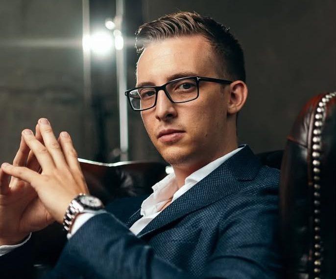 Professioneller Geschäftsmann mit Brille zeigt, wie B2B-Kunden gewonnen werden.