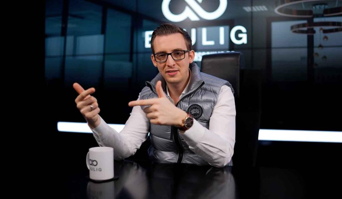 Mann erklärt, wie man B2B-Kunden über Social Media gewinnen kann.