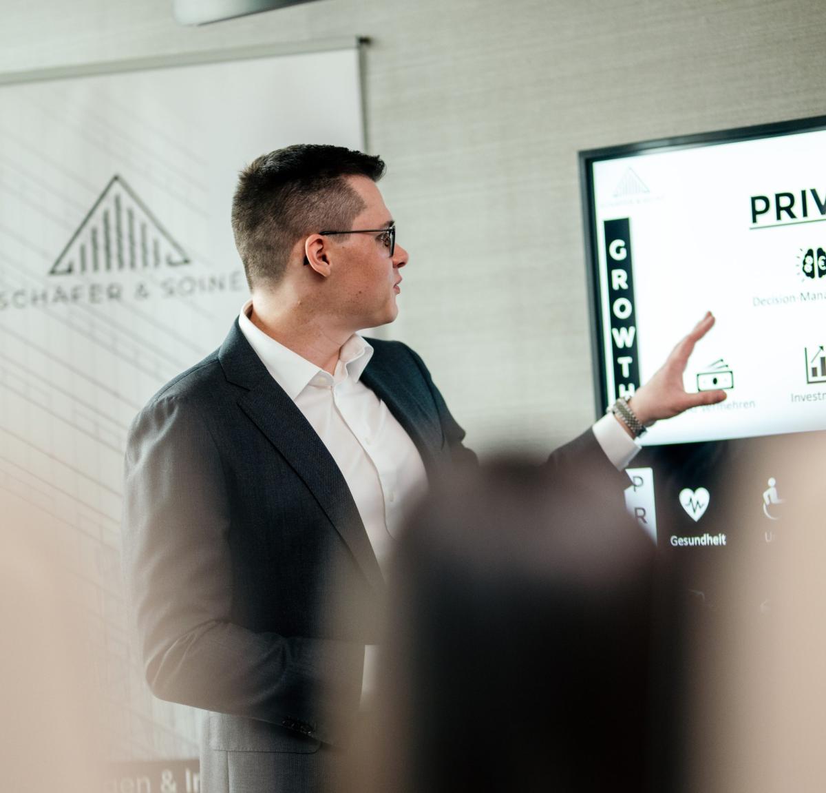 Ein Experte erklärt die Bestandteile der Gebäudeversicherung während einer Präsentation.