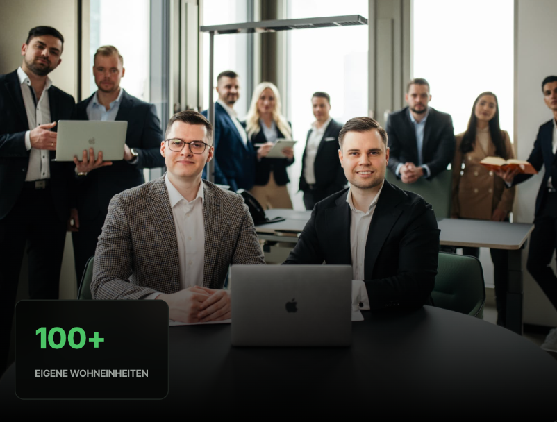 Team im Büro, das über eigene Wohneinheiten spricht.