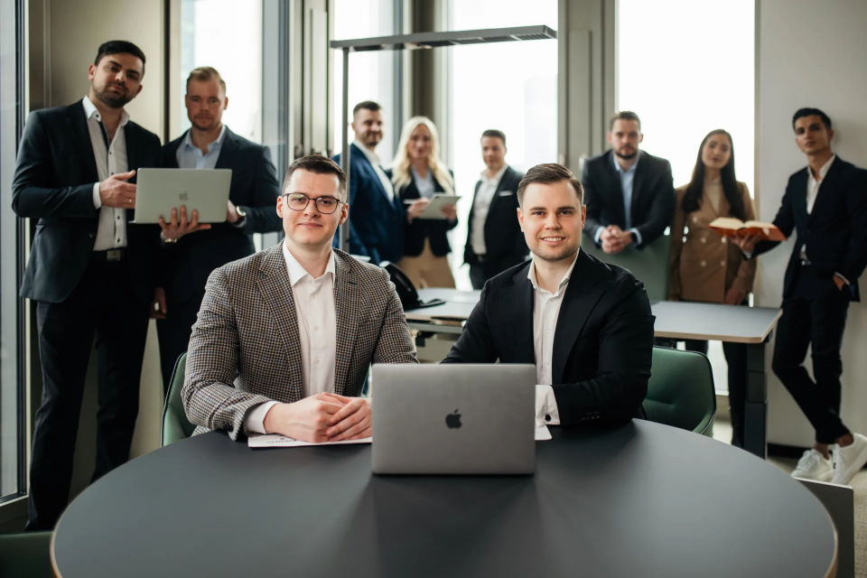 Besprechung im Büro mit Fokus auf Versicherungen für Existenzgründer in Mainz.