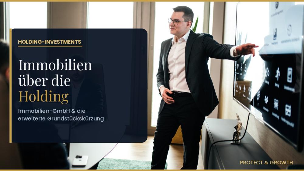 Ein Unternehmer erklärt Immobilien über die Holding-Struktur in einer Präsentation.