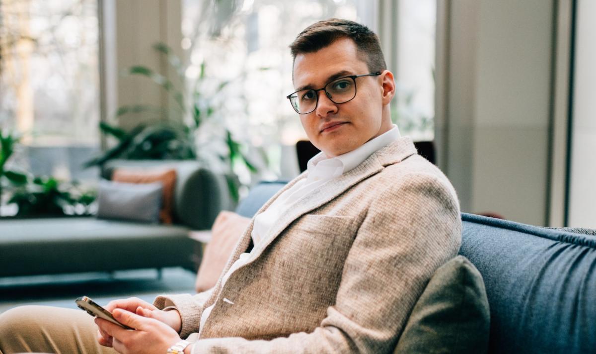 Selbstständiger Mann auf Sofa, diskutiert das Altersvorsorgedepot für Selbstständige.