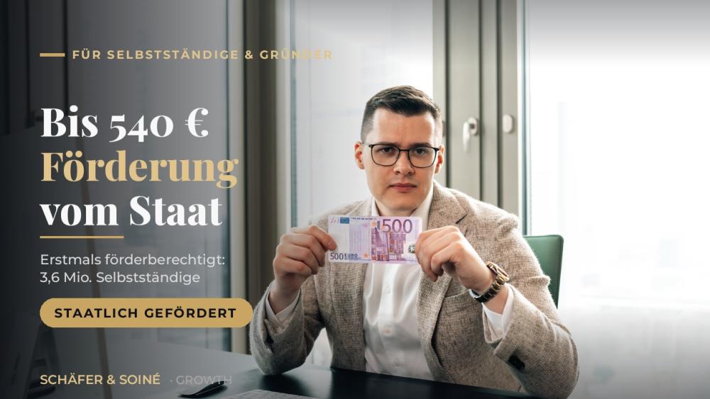 Selbstständiger hält Geldschein und spricht über Altersvorsorgedepot Selbstständige.