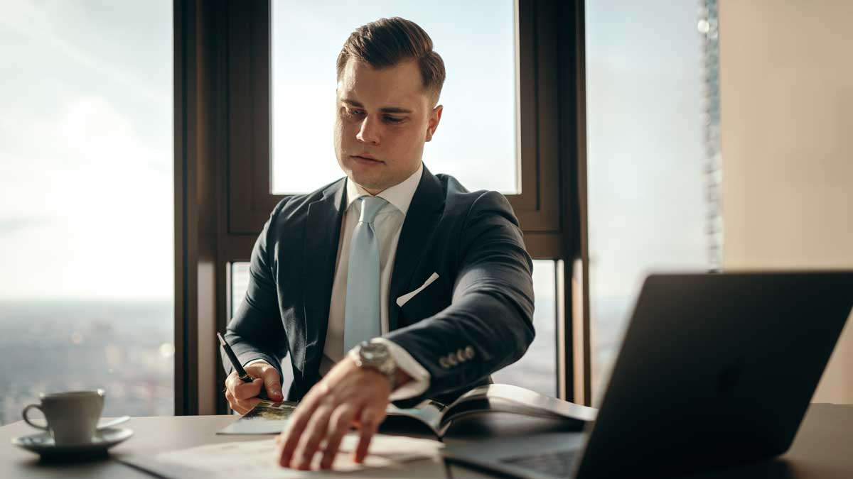 Ein Geschäftsführer prüft die D&O-Versicherungssumme in einem modernen Büro.