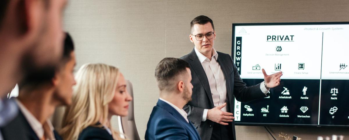 Präsentation über Holding für Unternehmer in einem Konferenzraum.