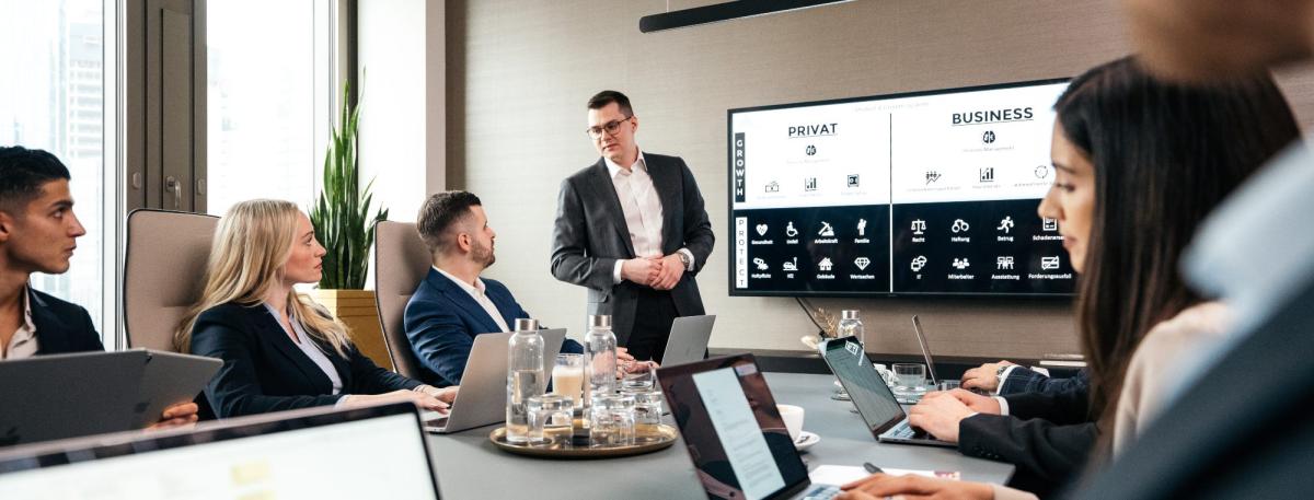 Vorstellung der Rolle eines Versicherungsmaklers im Schadenfall während eines Meetings.