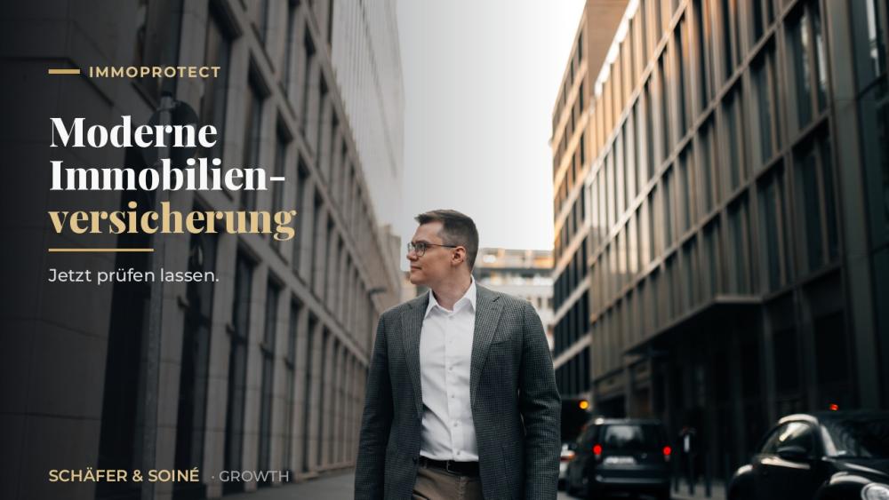 Mann in Anzug in einer Stadt, präsentiert moderne Immobilienversicherung.