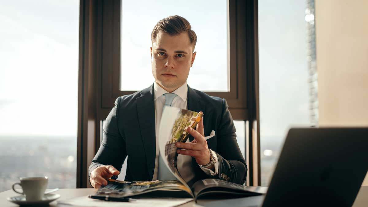Geschäftsführer betrachtet D&O-Versicherung bei Insolvenz im Büro.
