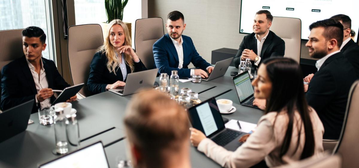 Besprechung eines Teams von Versicherungsmaklern für Unternehmer in Mainz.