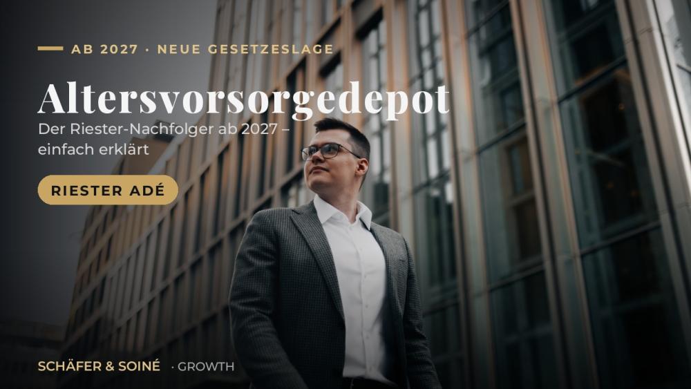 Mann steht vor modernem Gebäude und erklärt das Altersvorsorgedepot.
