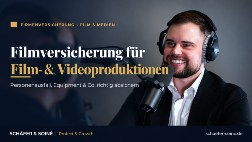 Mann mit Kopfhörern erklärt die Filmversicherung für Film- und Videoproduktionen.
