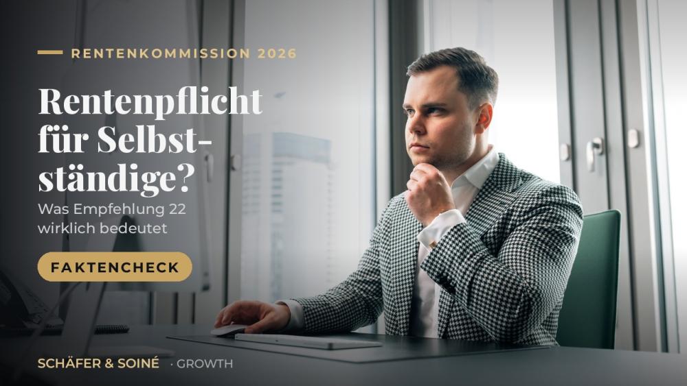 Mann am Tisch, nachdenklich zur Rentenversicherungspflicht für Selbstständige.