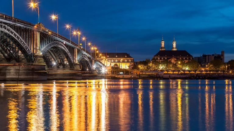 Nachtansicht der Rheinbrücke in Mainz, symbolisch für die Wohngebäudeversicherung in Mainz.