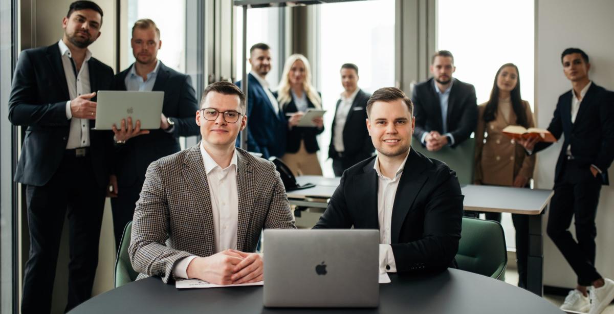 Das Team von Schäfer & Soiné bei einer Besprechung zur Gewerbeversicherung in Mainz.