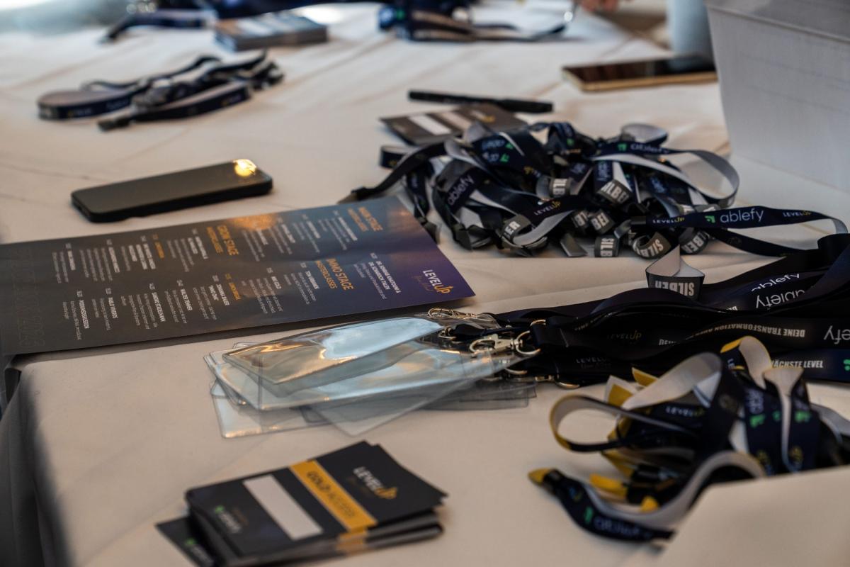 Tisch mit Anmeldestellen und Badges für Event Branding.