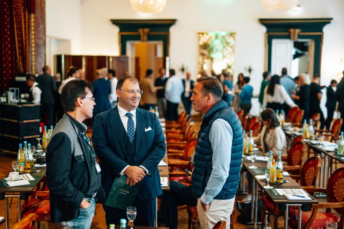 Networking im Eventraum zeigt Teilnehmer von Eventmanagement 2026.
