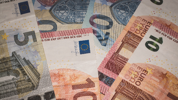 Verschiedene Euro-Scheine zeigen die mögliche Ersparnis bei der privaten Krankenversicherung.