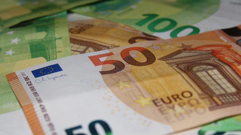 Eine Darstellung von Euro-Scheinen, symbolisch für die Gesundheitsreform Kosten.