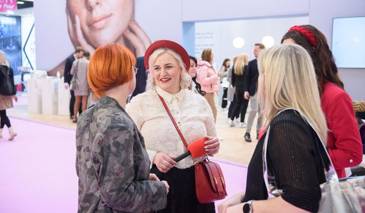 Gruppengespräch auf einer Veranstaltung zum Thema Kosmetik Marketing KI.