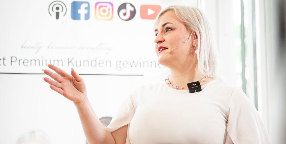 Eine Frau erklärt Marketingstrategien für Kosmetikerinnen.
