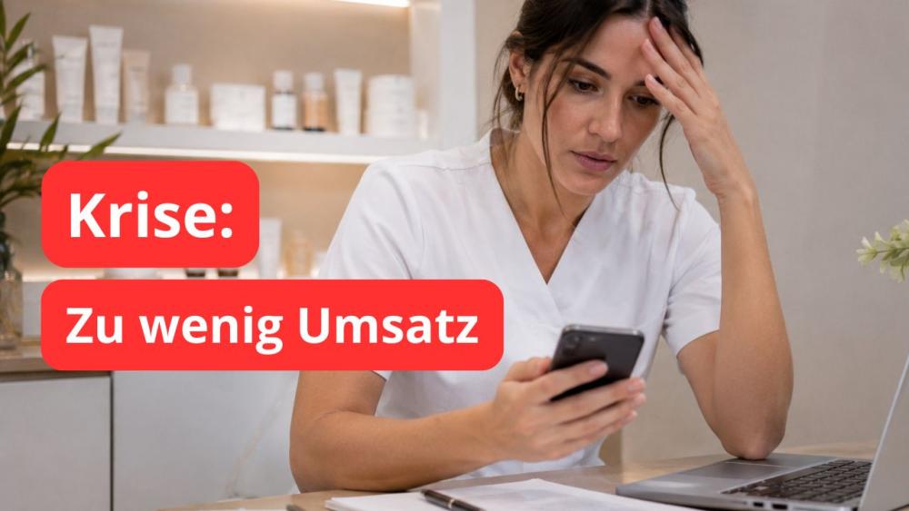 Kosmetikerin sieht besorgt auf ihr Handy und hat Umsatzprobleme.