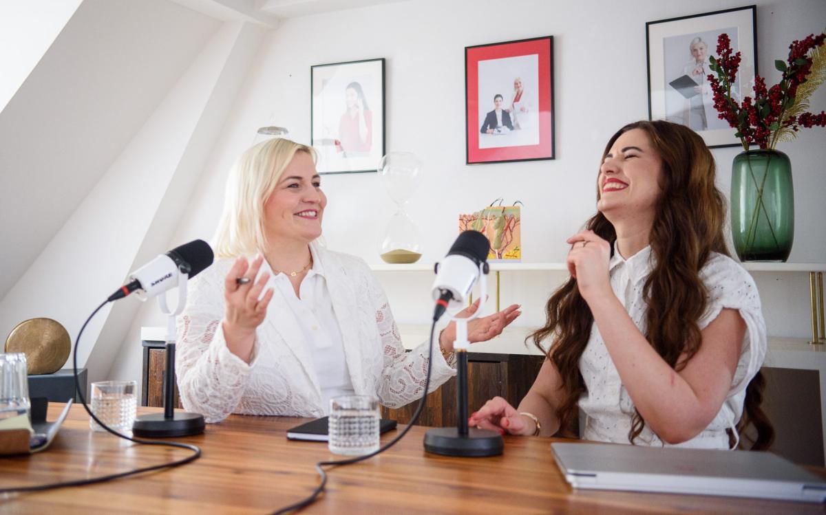 Zwei Frauen während einer Podcast-Aufnahme über Unternehmensberatung für Kosmetikstudios.