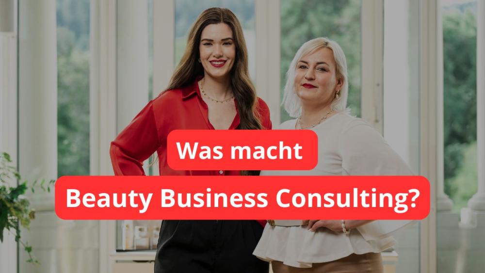 Zwei Frauen stehen in einem Kosmetikstudio und sprechen über Beauty Business Consulting.