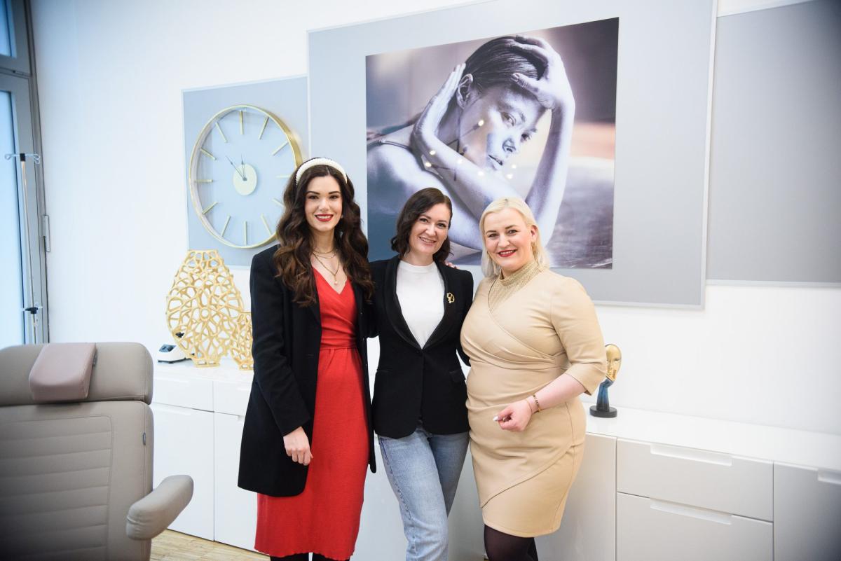 Drei Frauen im Kosmetikstudio zeigen ihre Sichtbarkeit in der Branche.