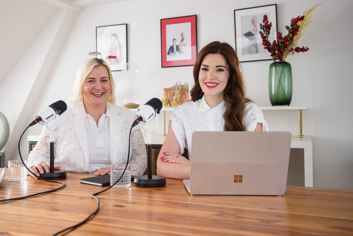 Zwei Moderatorinnen im Kosmetikstudio diskutieren über Sichtbarkeit.