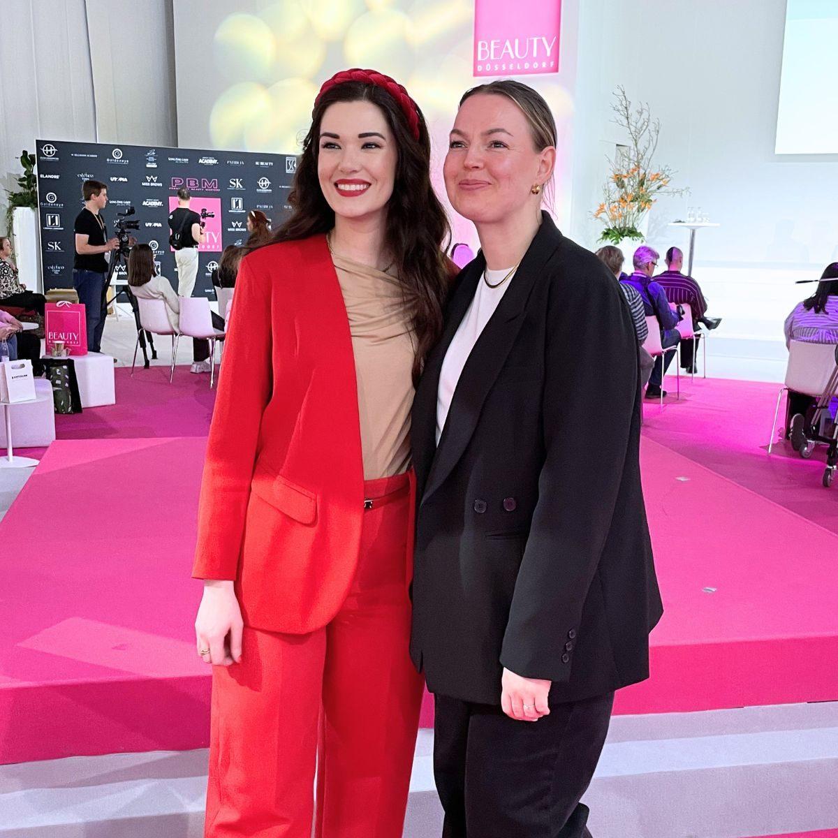 Wir treffen Kundin Tatjana auf der Beauty Düsseldorf Messe 2025 - Tatjana recht, Anna Franziska Müller-Hoffmann links im Bild