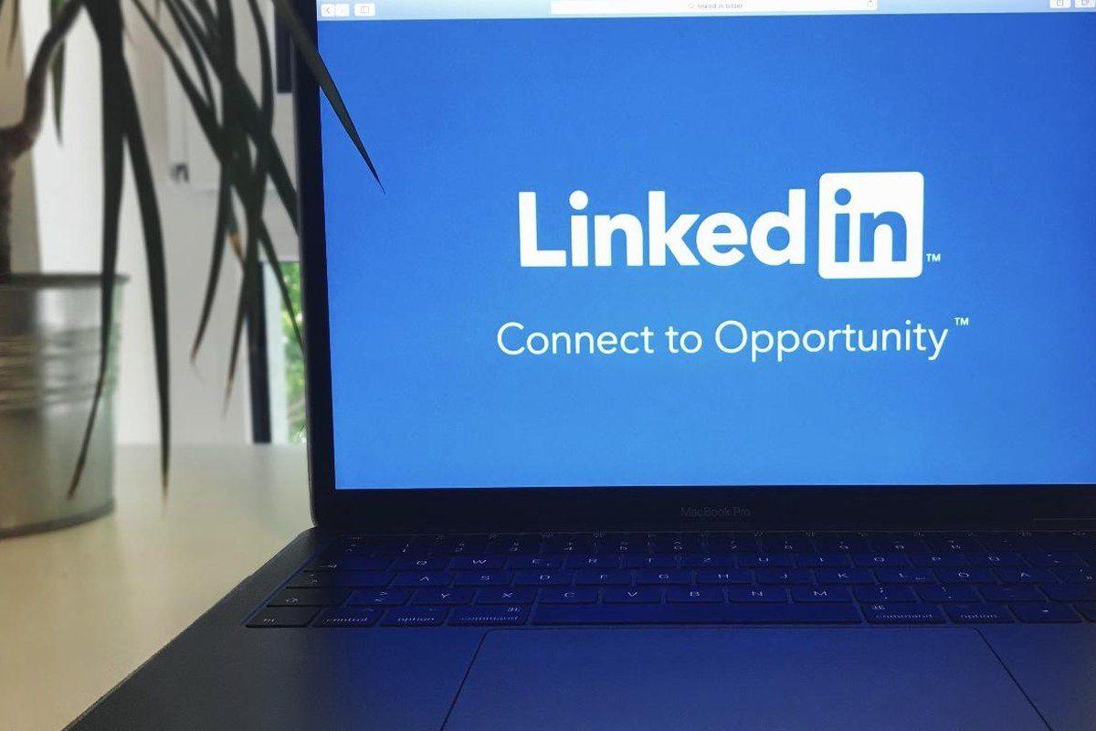 LinkedIn auf einem Laptop, über das passive Top-Vertriebler gezielt angesprochen werden.