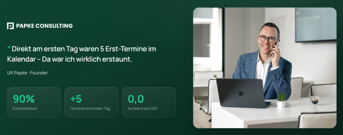 Mann am Laptop, der über Nachfassen im Vertrieb spricht und Erfolge teilt.