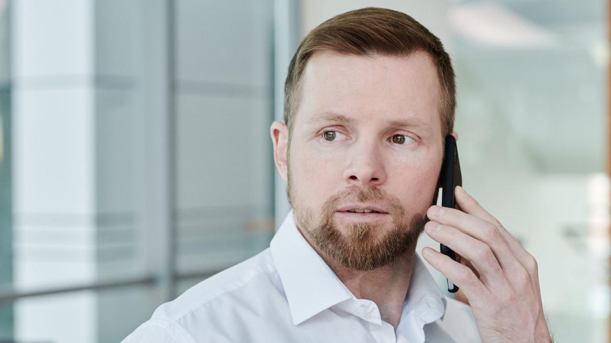 Mann spricht am Telefon und strategisiert zur Qualifizierung von B2B-Leads.